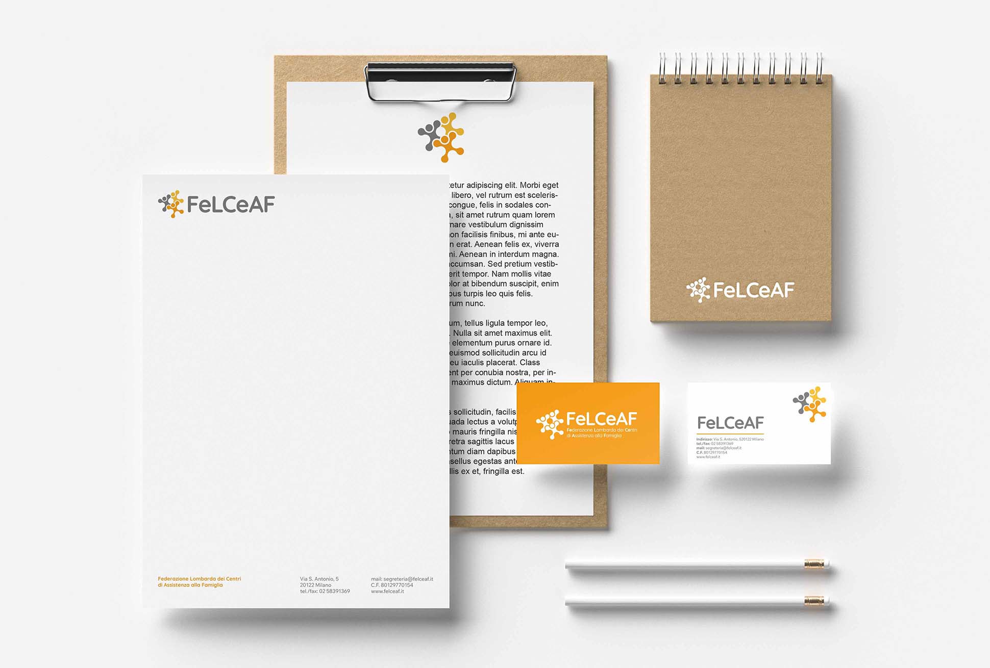 Mockup del logo di FeLCeAF applicato a vari supporti